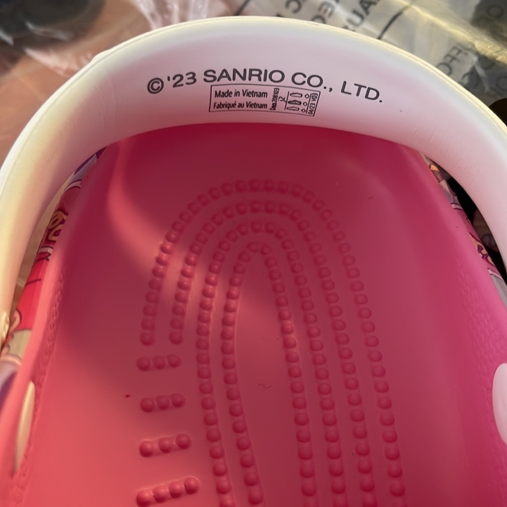 Hello Kitty Crocs - Picture 8 of 8